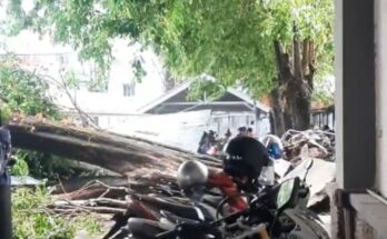 Detik Detik Kampus UMS Dilanda Angin Kencang Menyebabkan Atap Parkiran Tumnbang