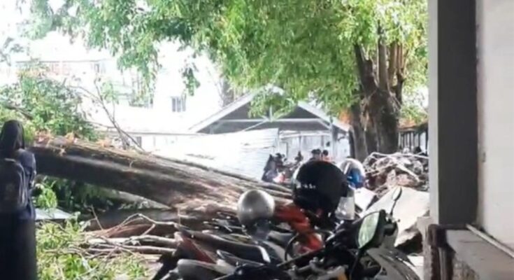 Detik Detik Kampus UMS Dilanda Angin Kencang Menyebabkan Atap Parkiran Tumnbang