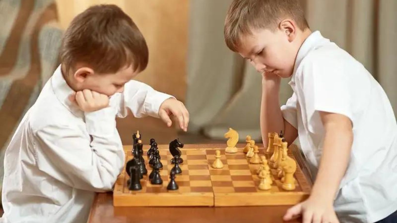 Папа играет в шахматы. Шахматы для детей. Игра шахматы. Дети играют в шахматы. Ребенок шахматист.