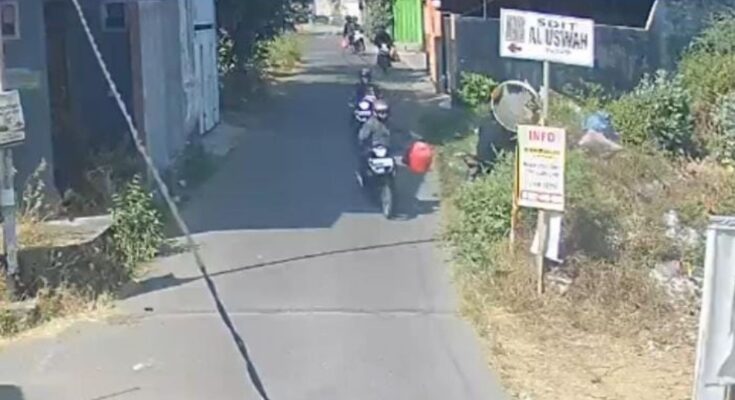 Pria Denpasar Terekam CCTV Buang Sampah Sembarangan