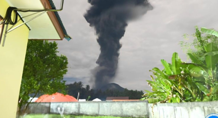 Viral Awan Abu Vulkanik Raksasa Terpantau Di Atas Gunung
